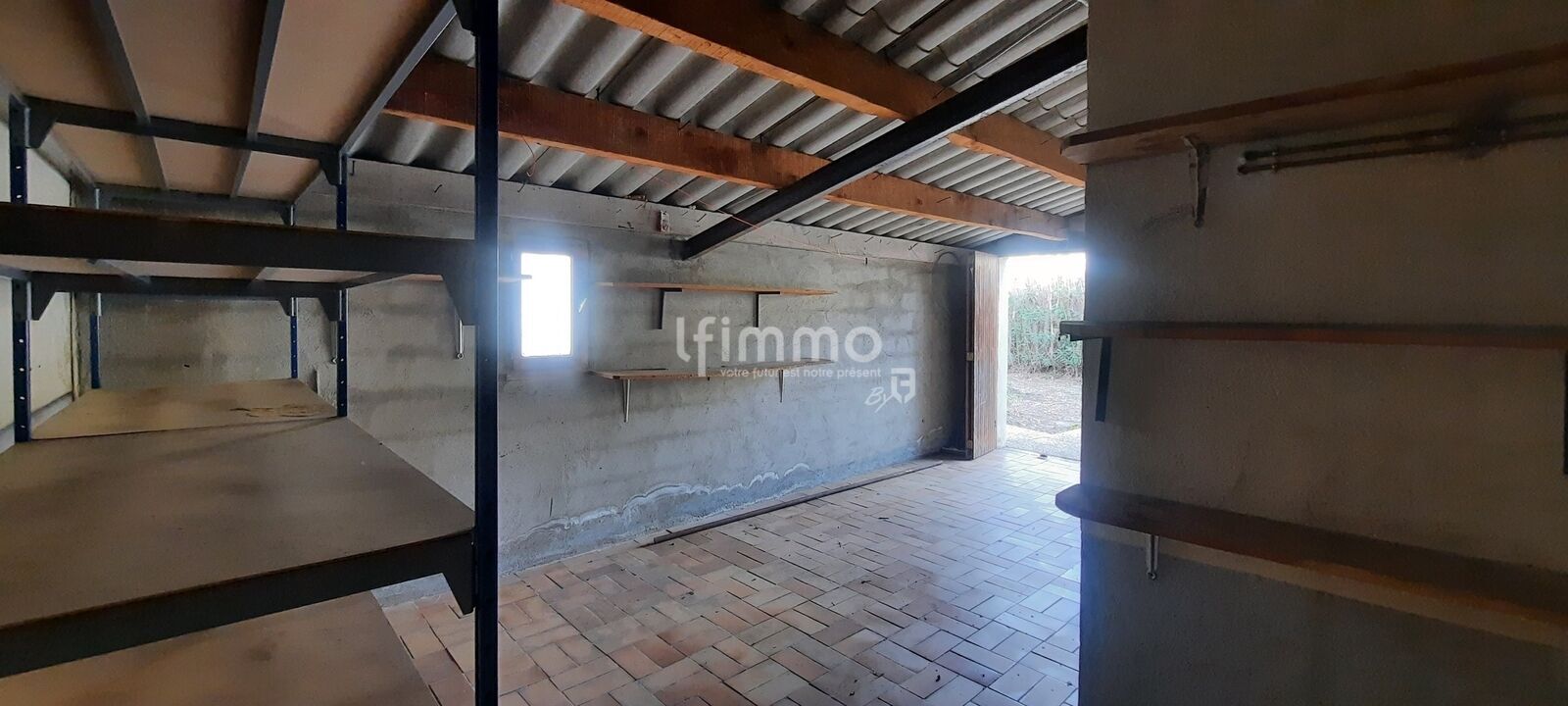 Maison 3 faces avec extérieur et garage - Img 20250317 230021  1   16