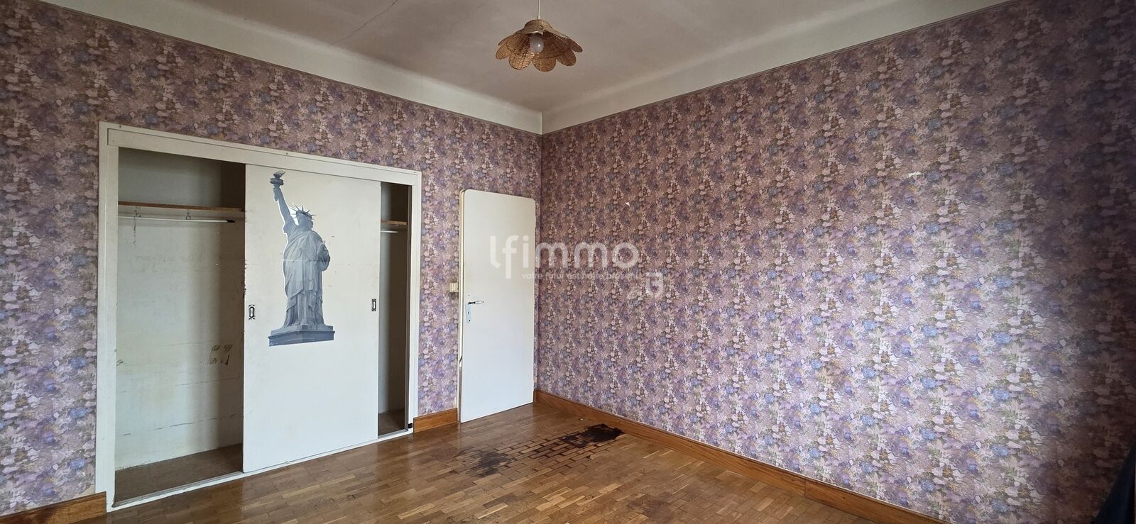 Maison 3 faces avec extérieur et garage - 20250310 161609