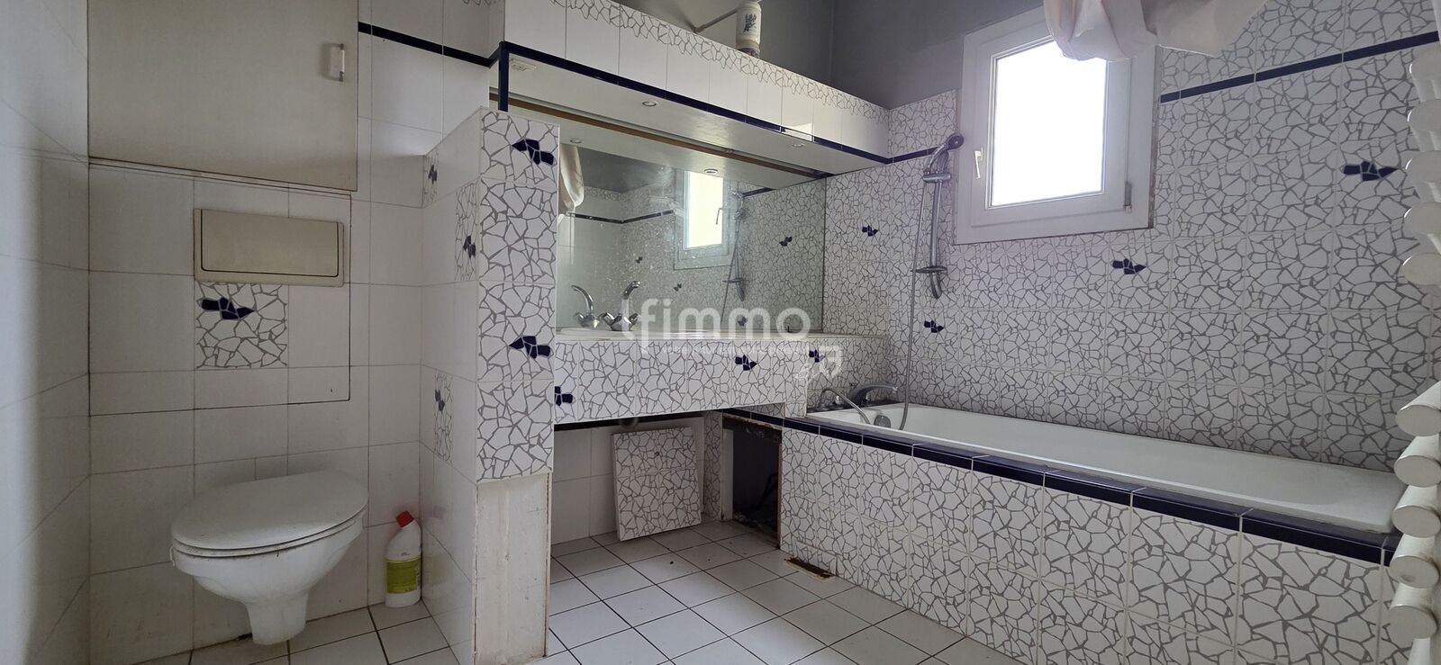 Maison 3 faces avec extérieur et garage - 20250310 161538