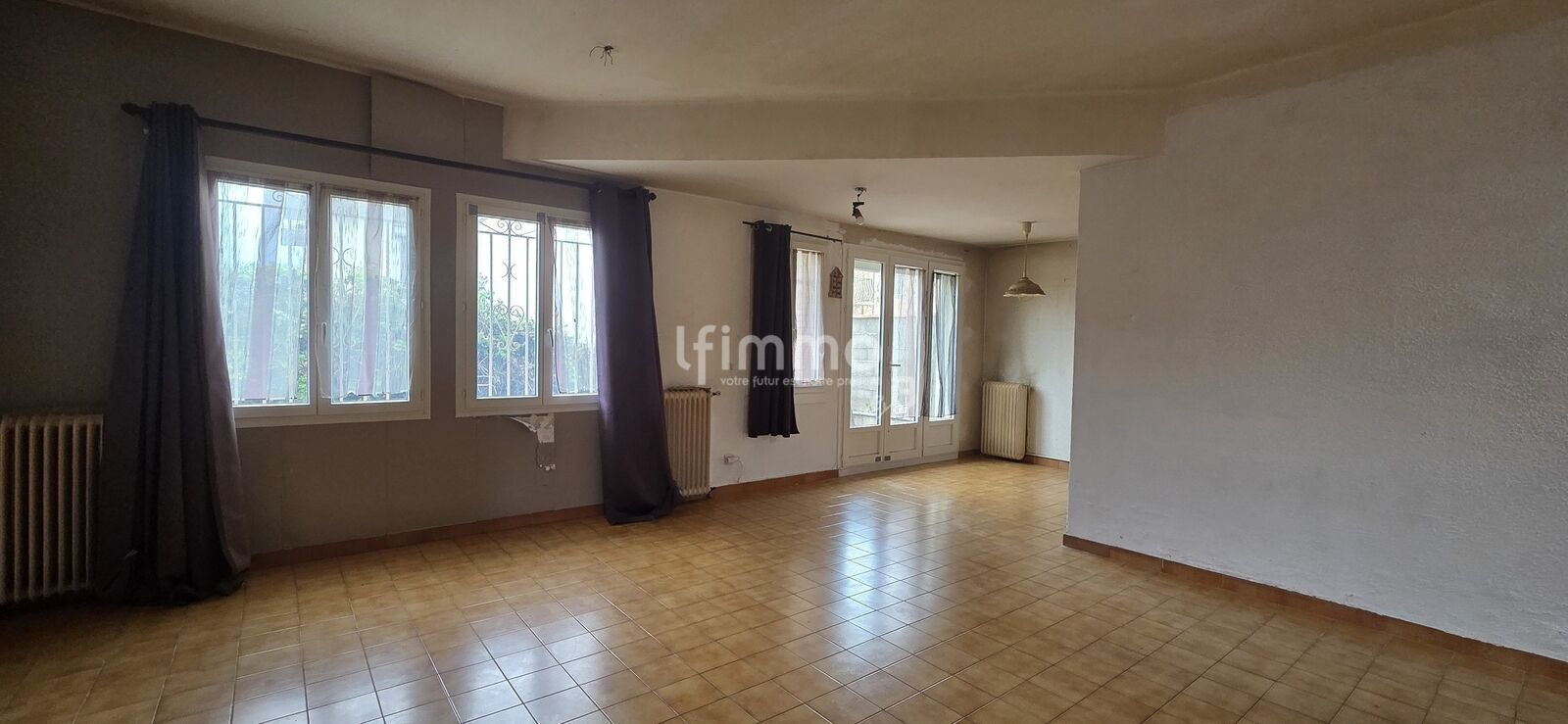Maison 3 faces avec extérieur et garage - 20250310 154324