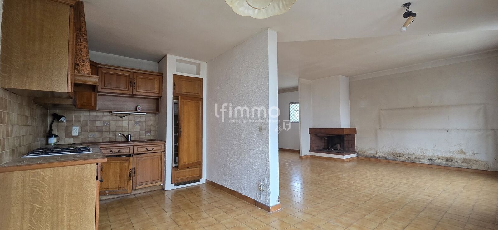 Maison 3 faces avec extérieur et garage - 20250310 154437