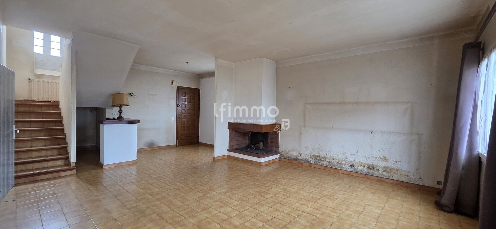 Maison 3 faces avec extérieur et garage - 20250310 154545