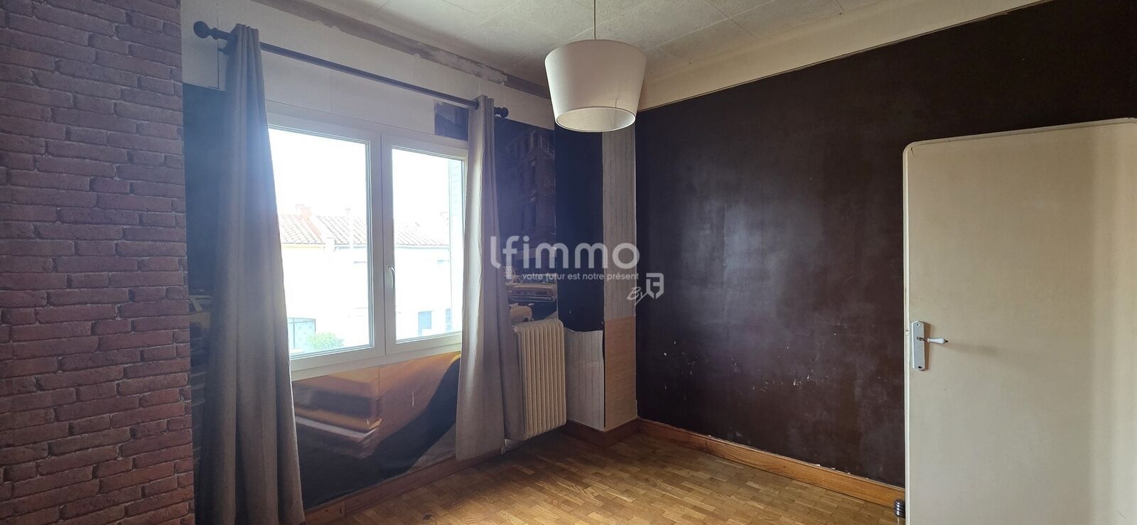 Maison 3 faces avec extérieur et garage - 20250310 161712