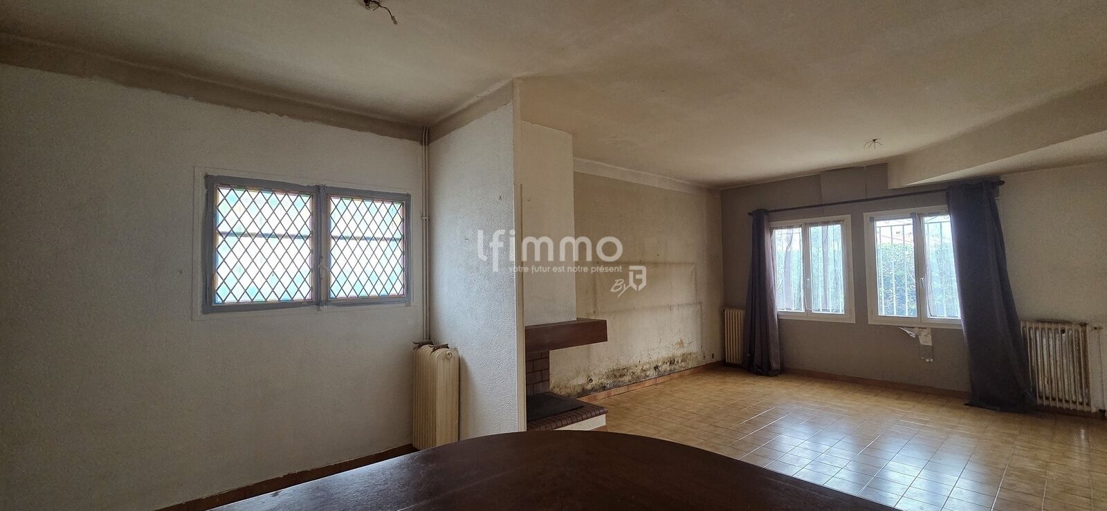 Maison 3 faces avec extérieur et garage - 20250310 154615