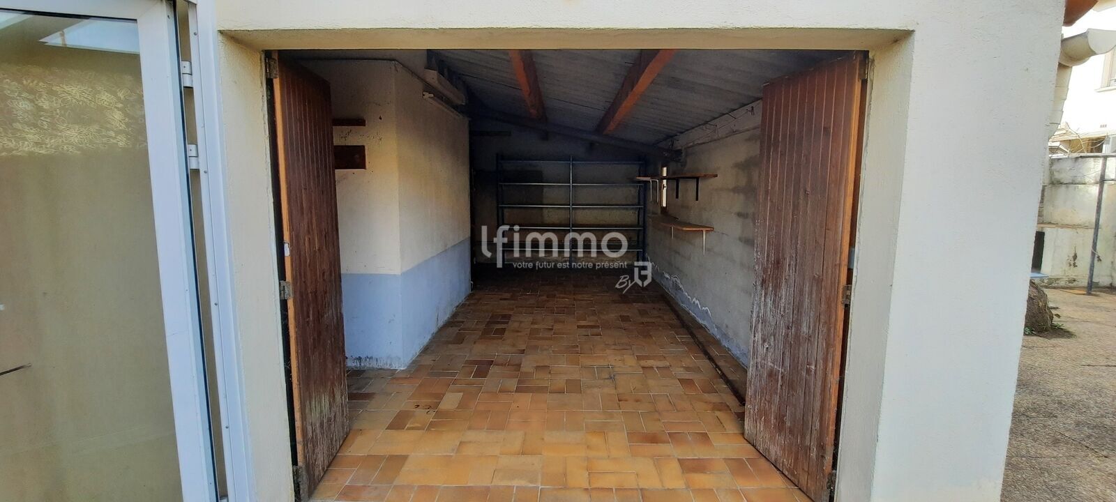 Maison 3 faces avec extérieur et garage - Img 20250317 230021  1   12