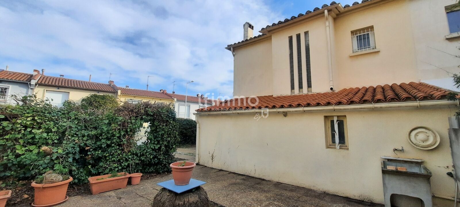 Maison 3 faces avec extérieur et garage - Img 20250317 230021  1   5