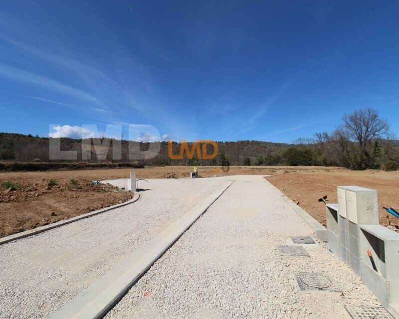 Terrain constructible viabilisé - 638557-5453648