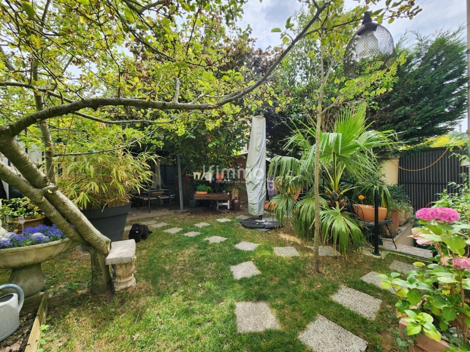 Maison avec jardin arboré  - A9271d18-2a8f-4e1f-82da-6b4e85591c15