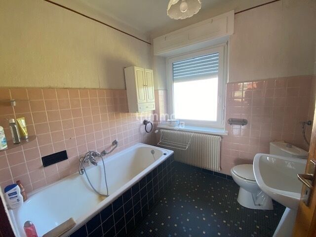 Maison de village avec dépendances et vaste terrain. - Photo sdb tata marthe