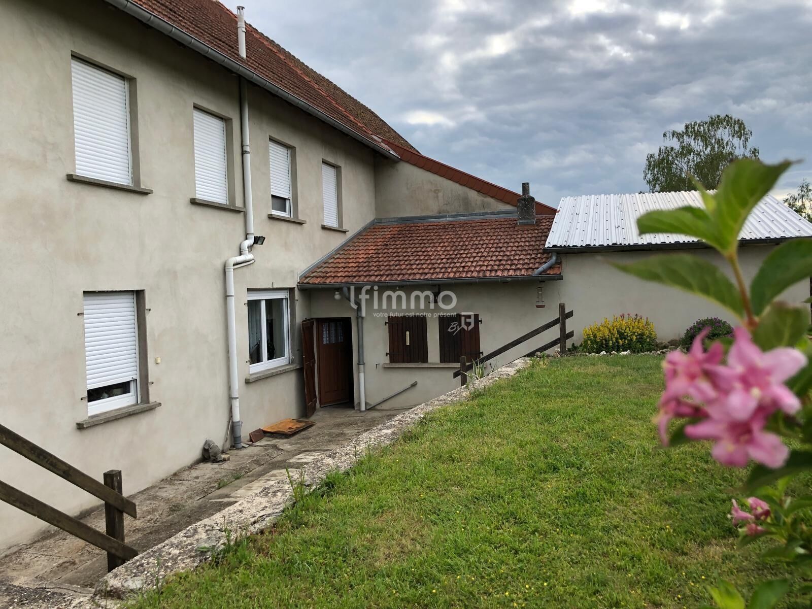 Maison de village avec dépendances et vaste terrain. - Photo arrière maison tata marthe