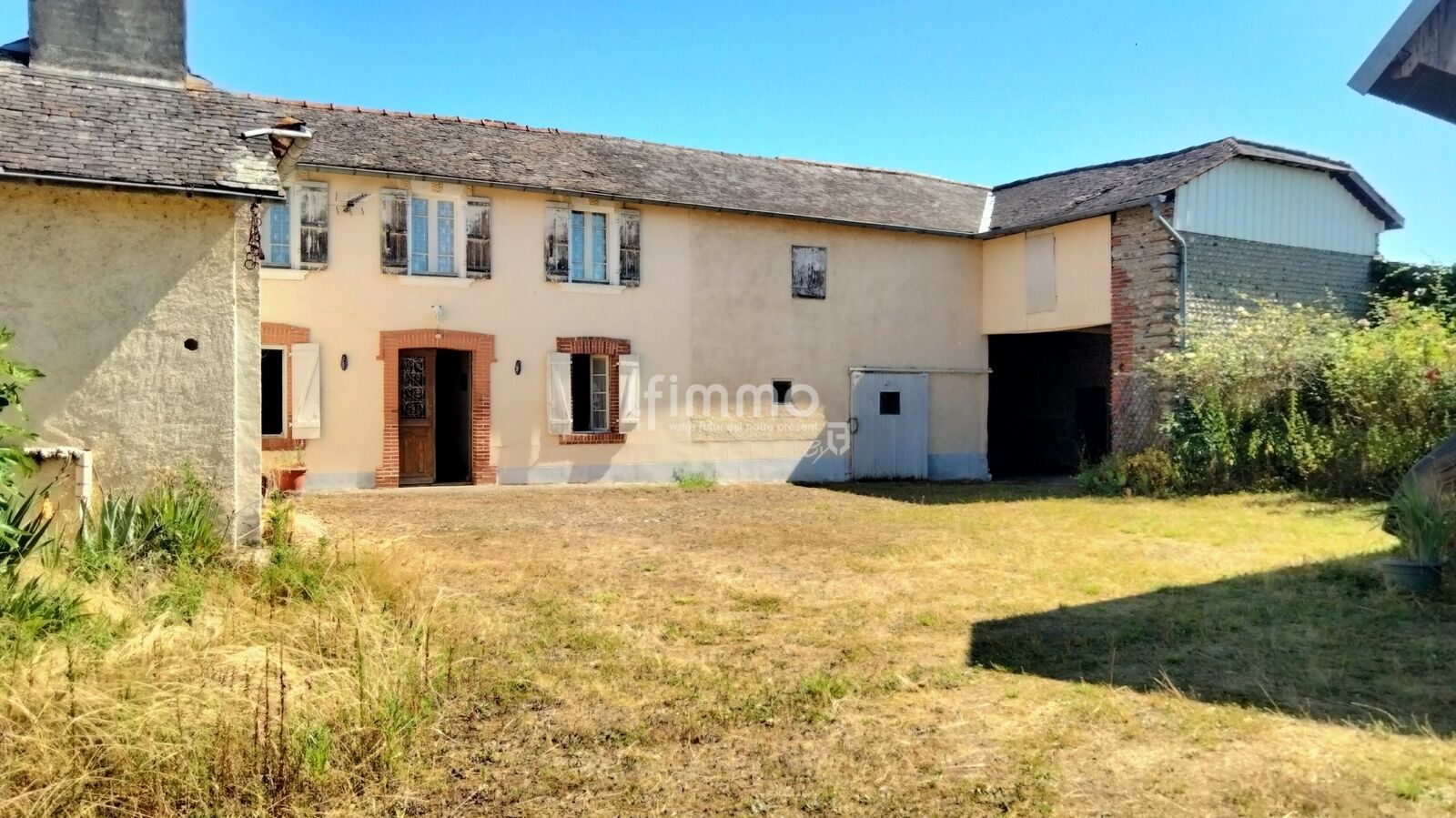 Corps de ferme à rénover aurilhan - vue cour