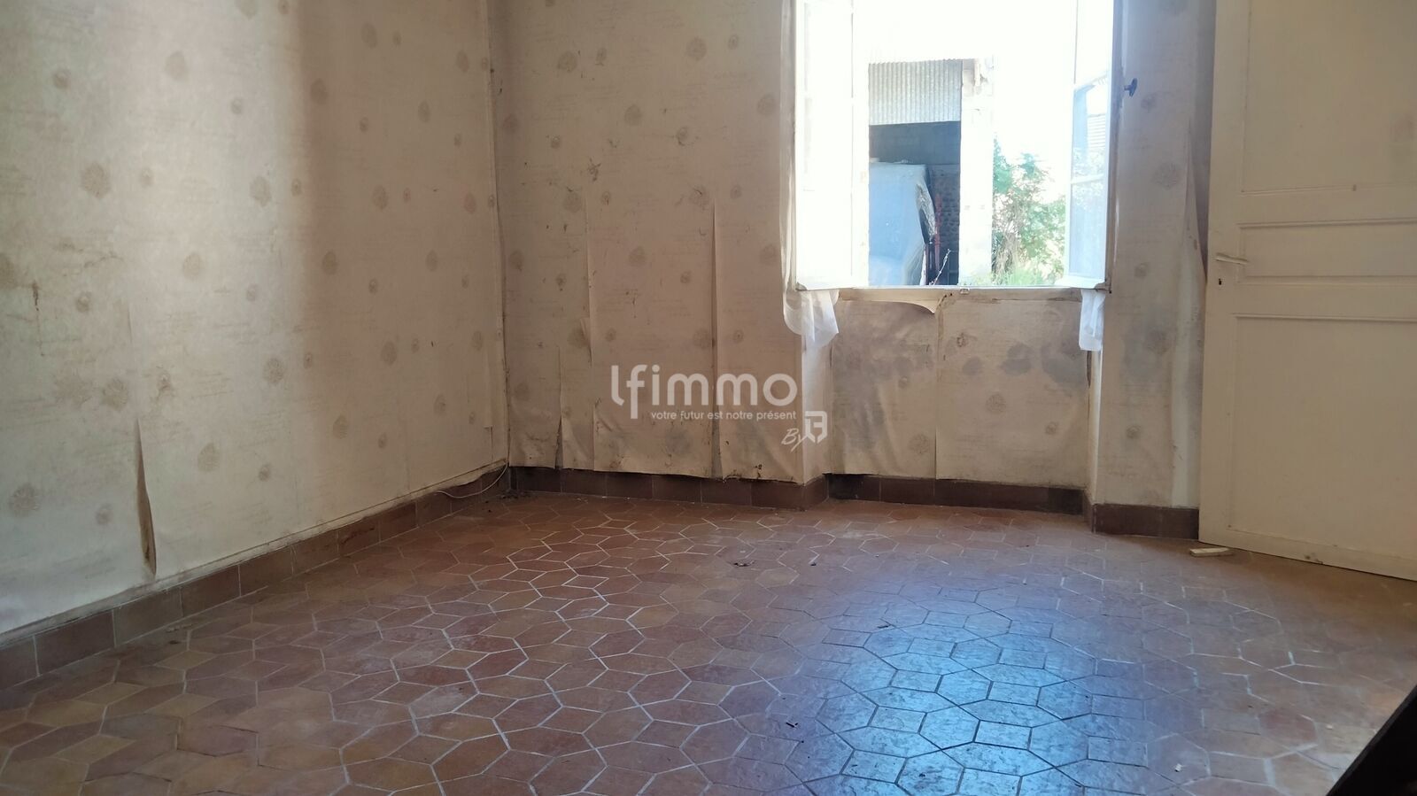 Corps de ferme à rénover aurilhan - chambre rdc