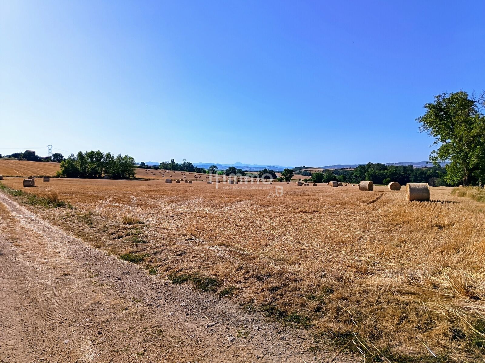 Maison XIXème en pierres ! - Vue sur la Chaîne des Puys depuis la sortie du village !
