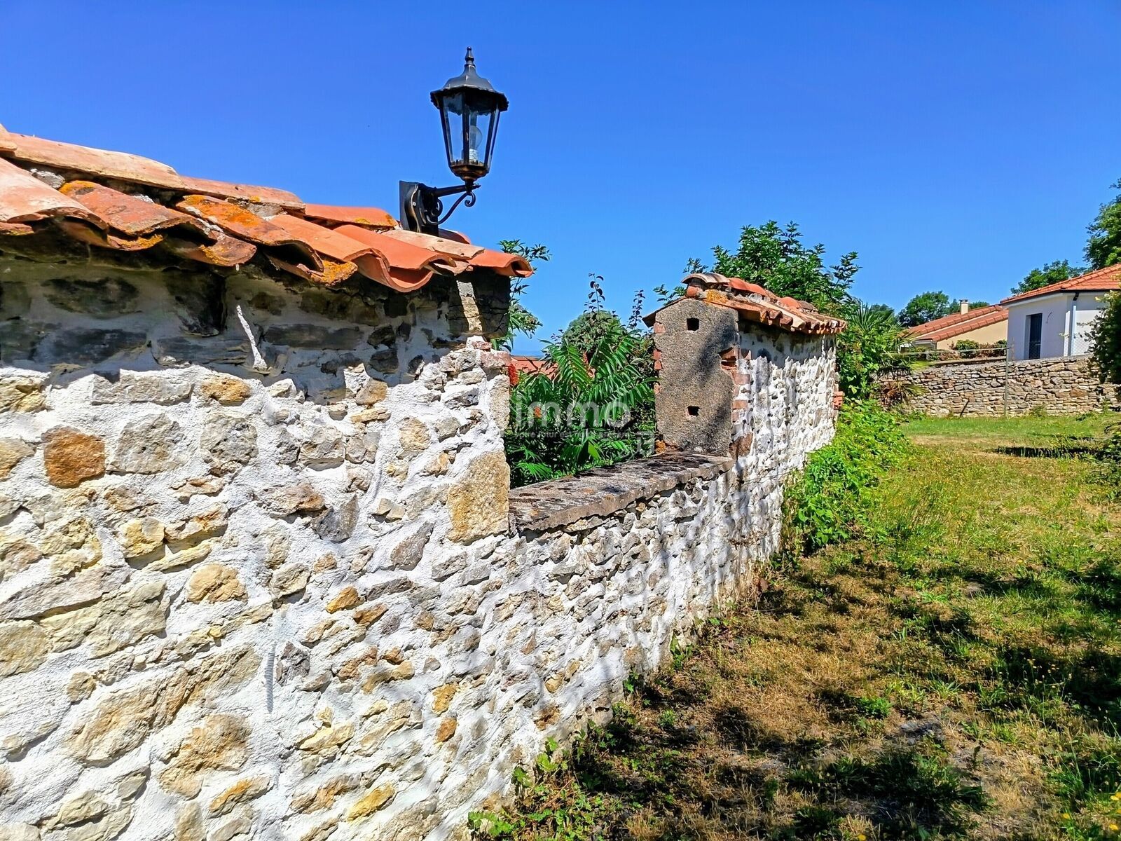 Maison XIXème en pierres ! - De beaux murets anciens de long de ce cheminement