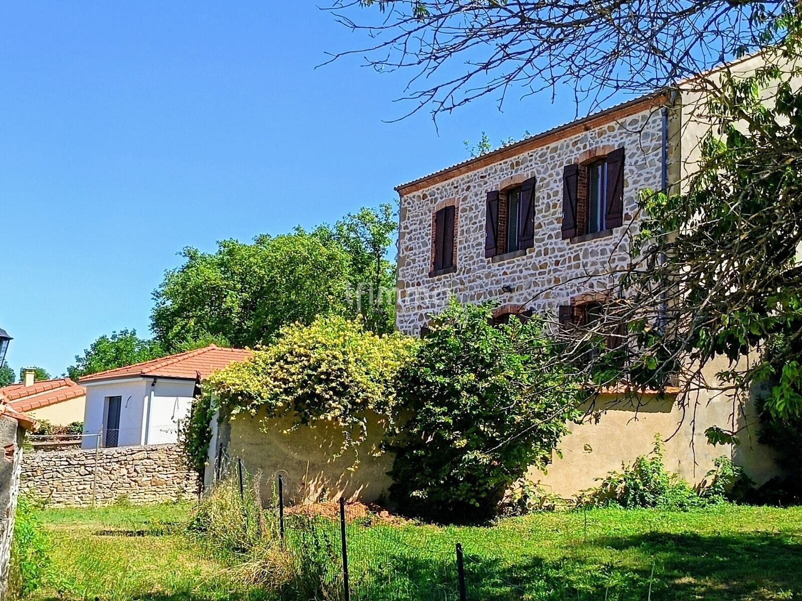 Maison XIXème en pierres ! - De jolis murets et des végétaux cloisonnent l'espace avec les voisins