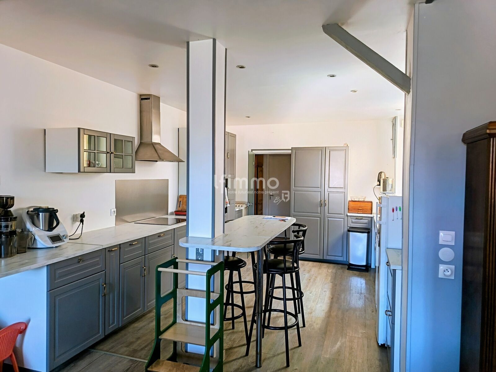 Maison XIXème en pierres ! - Au fond, le hall  d'entrée et le cellier avec la pompe à chaleur Air-Eau âgée de 8 mois