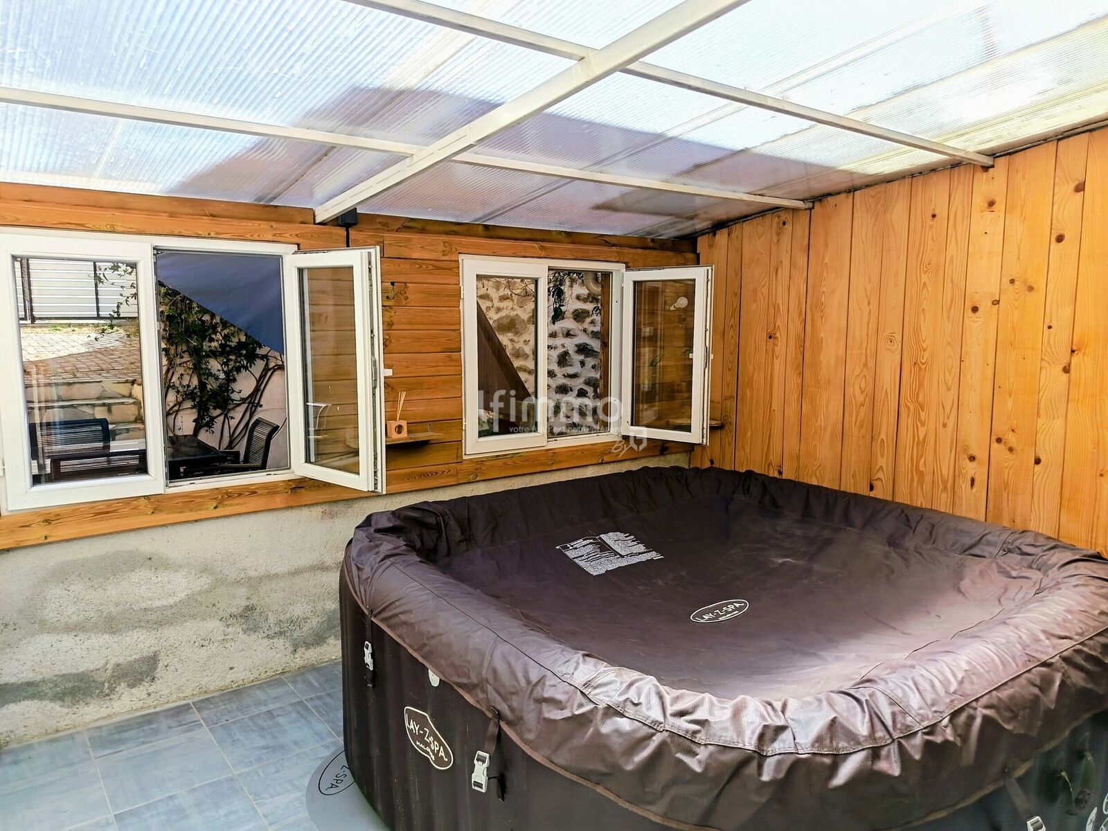 Maison XIXème en pierres ! - La véranda sert de lien entre l'intérieur et l'extérieur. Le jacuzzi reste pour vous !