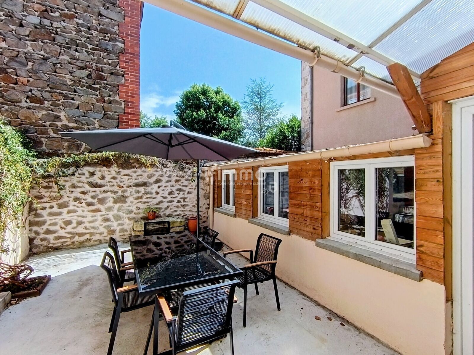 Maison XIXème en pierres ! - Une terrasse découverte proche véranda, cuisine et séjour