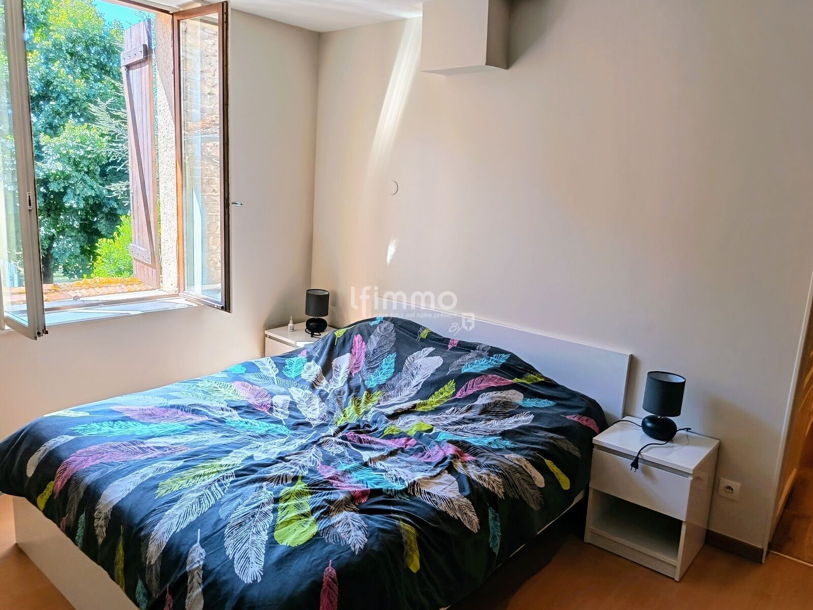 Maison XIXème en pierres ! - La chambre des invités qui communique directement avec l'extérieur et le double garage