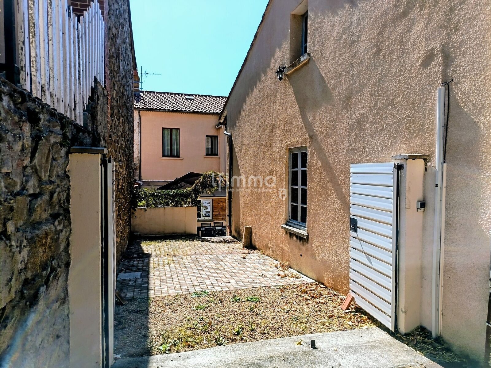 Maison XIXème en pierres ! - Le parking d'entrée à côté du double garage