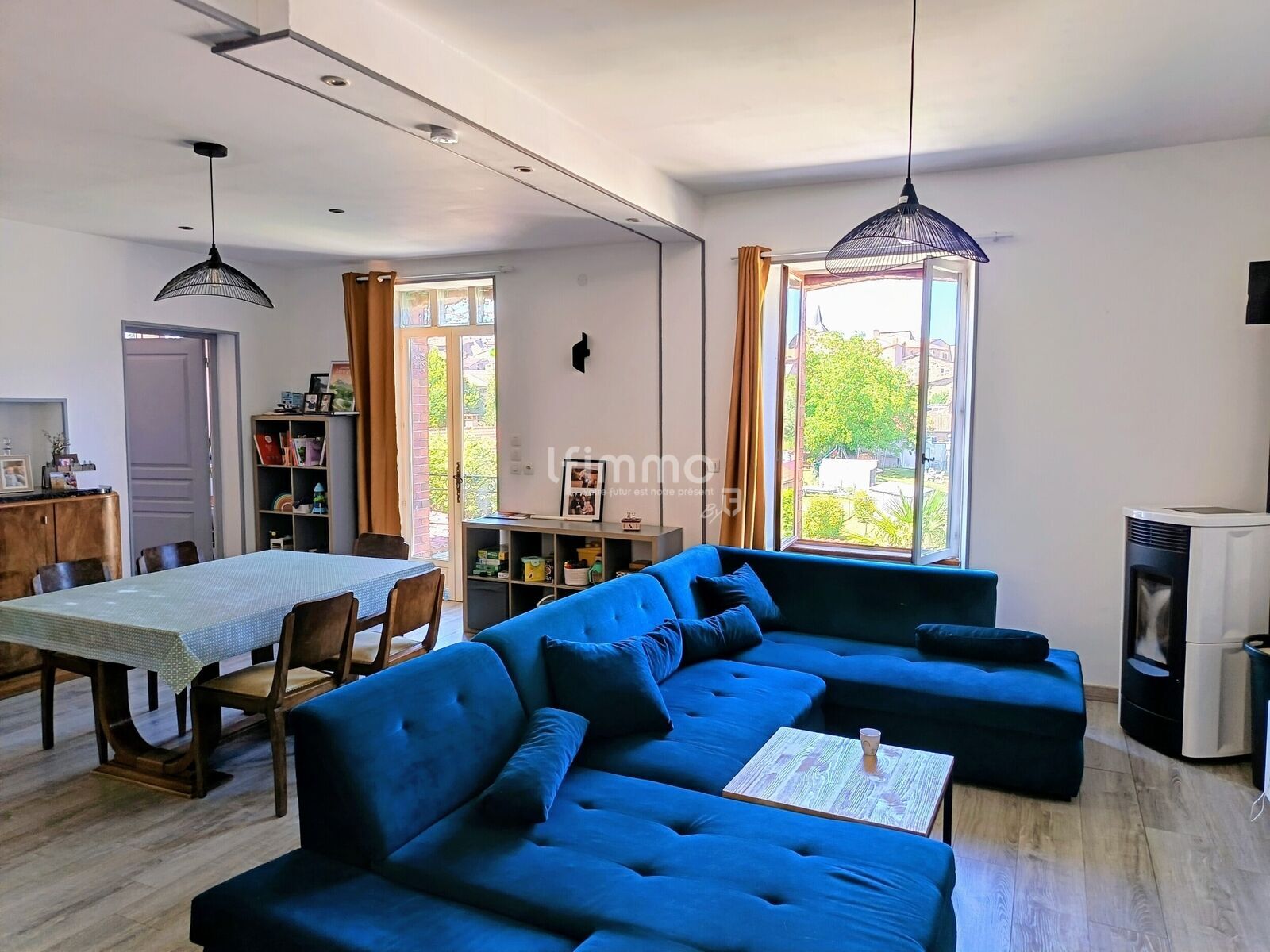 Maison XIXème en pierres ! - Une porte-fenêtre qui conduit sur le balcon et une fenêtre offrent une belle vue sur le village !