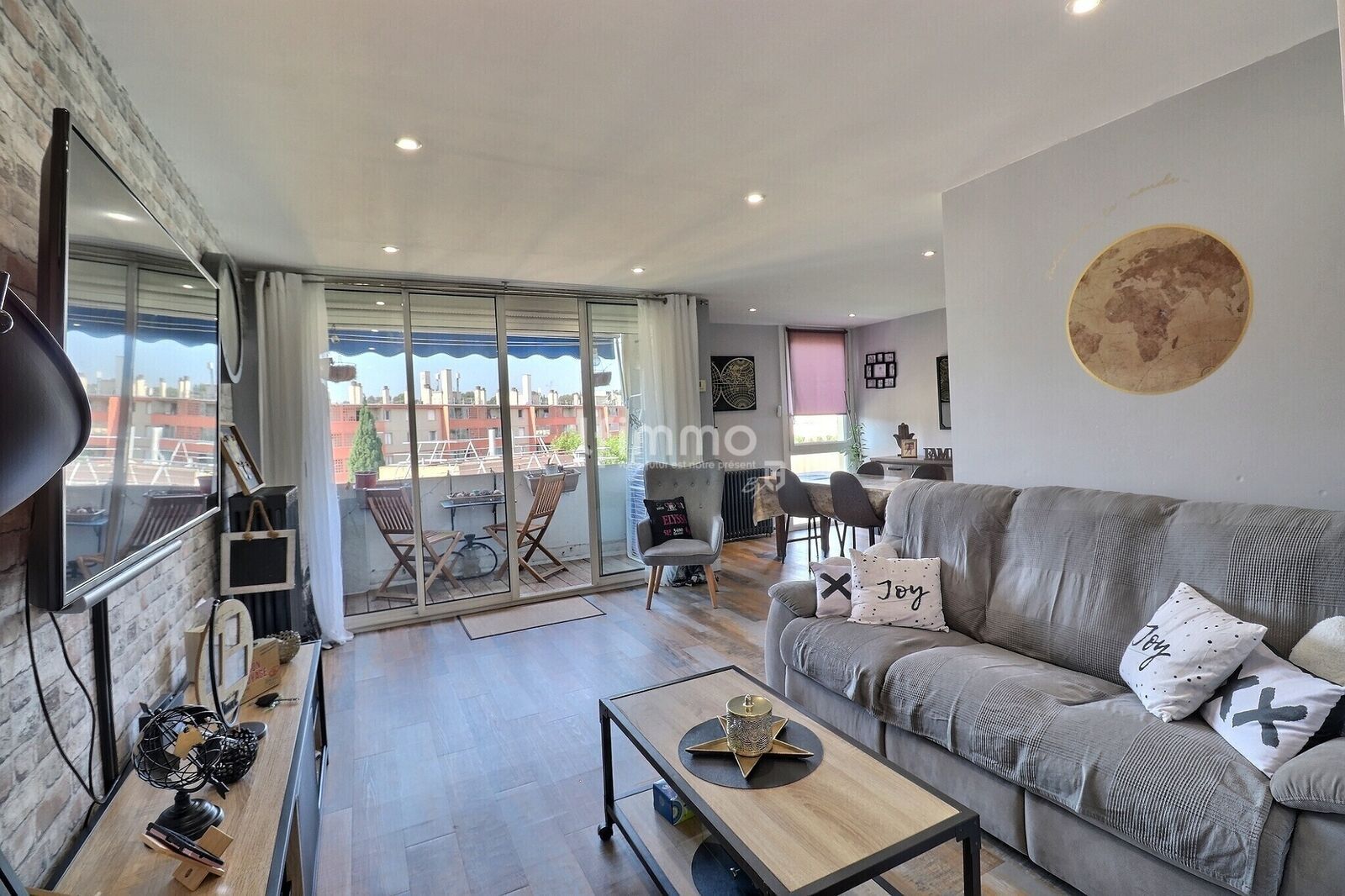 Agréable T3 traversant et lumineux avec balcon - Salon 3