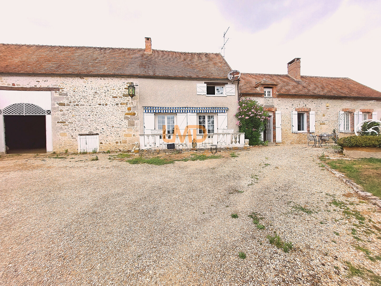 Donnemarie-Dontilly, Maison en pierre, sur terrain clos de murs - 1.2