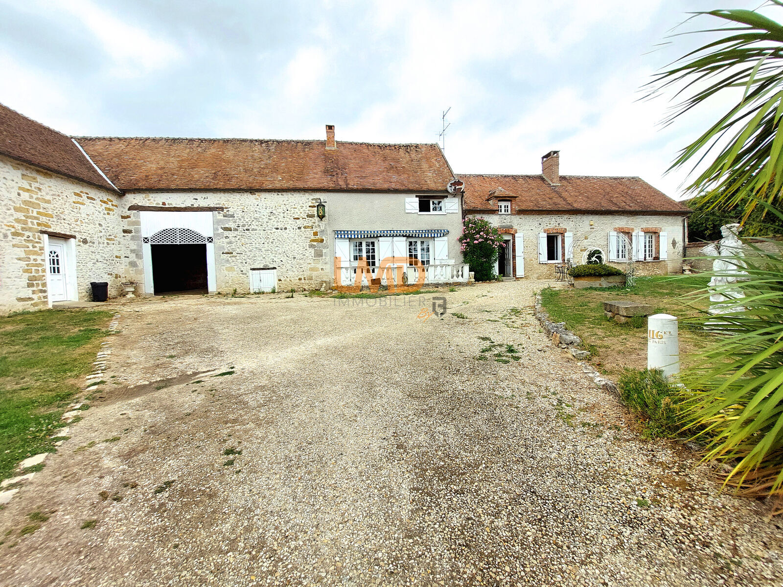 Donnemarie-Dontilly, Maison en pierre, sur terrain clos de murs - 1.1