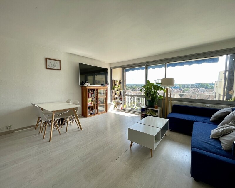 Lumineux 4 pièces avec garage, vue dégagée et balcon - Séjour