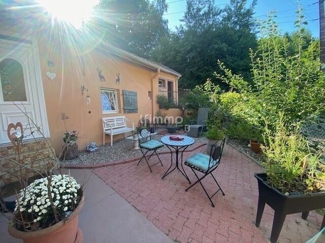 Petite maison semi-mitoyenne pleine de charme. - Photo cour victoria