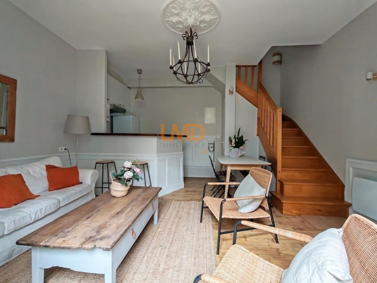 Duplex lumineux avec terrasse privative – Rennes hyper-centre - Duplex-rue-de-dinan-rennes-vue-interieur-de-baie-vitree-eric-margely