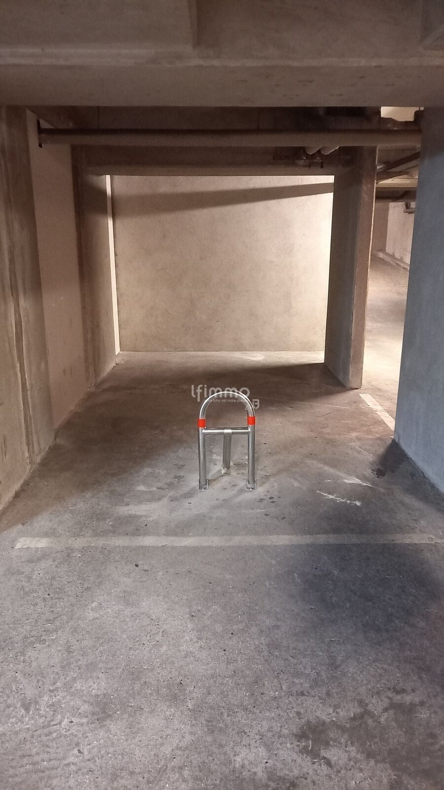 Emplacement de 12m50 à louer dans le 19ème Paris - Photo parking avec arceau