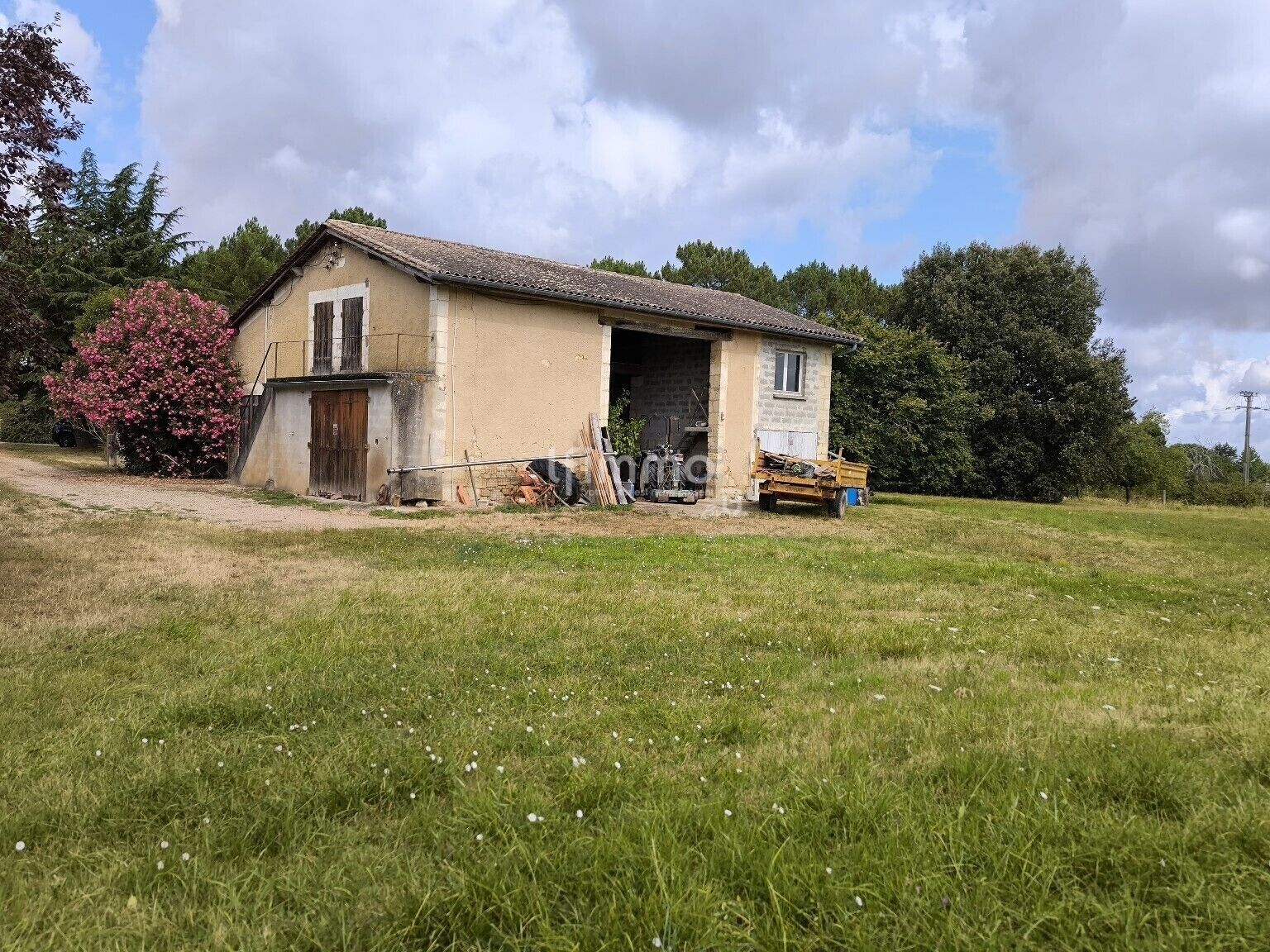 Chai de 230 m2 à rénover sur une parcelle de plus de 2 500m2 - Image chai en pierre beychac
