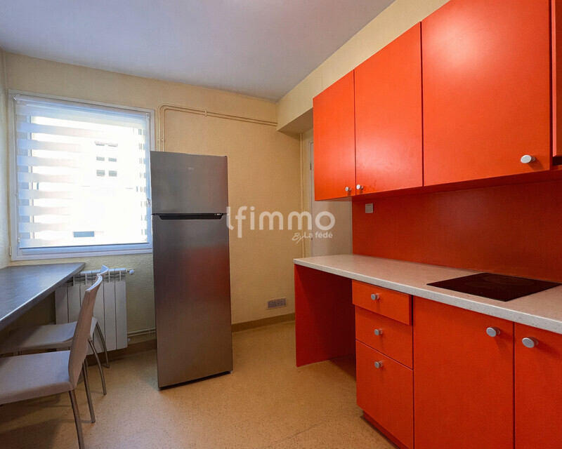 Investir ou vivre au centre. 3 chambres, parking immédiat. - Cuisine moderne avec armoires orange