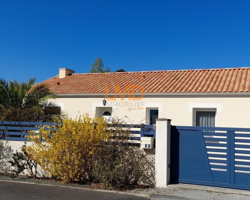 Maison BBC Plain-Pied  3 chambres à St-Aignan-Grand Lieu - Facade avec portail