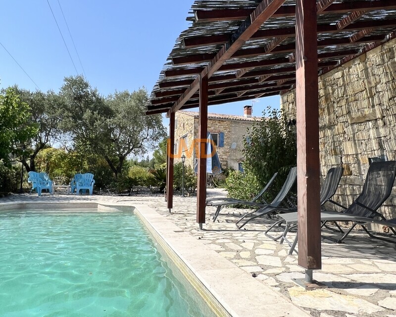 Typique Mas en pierre avec piscine et dépendances - Img 4989