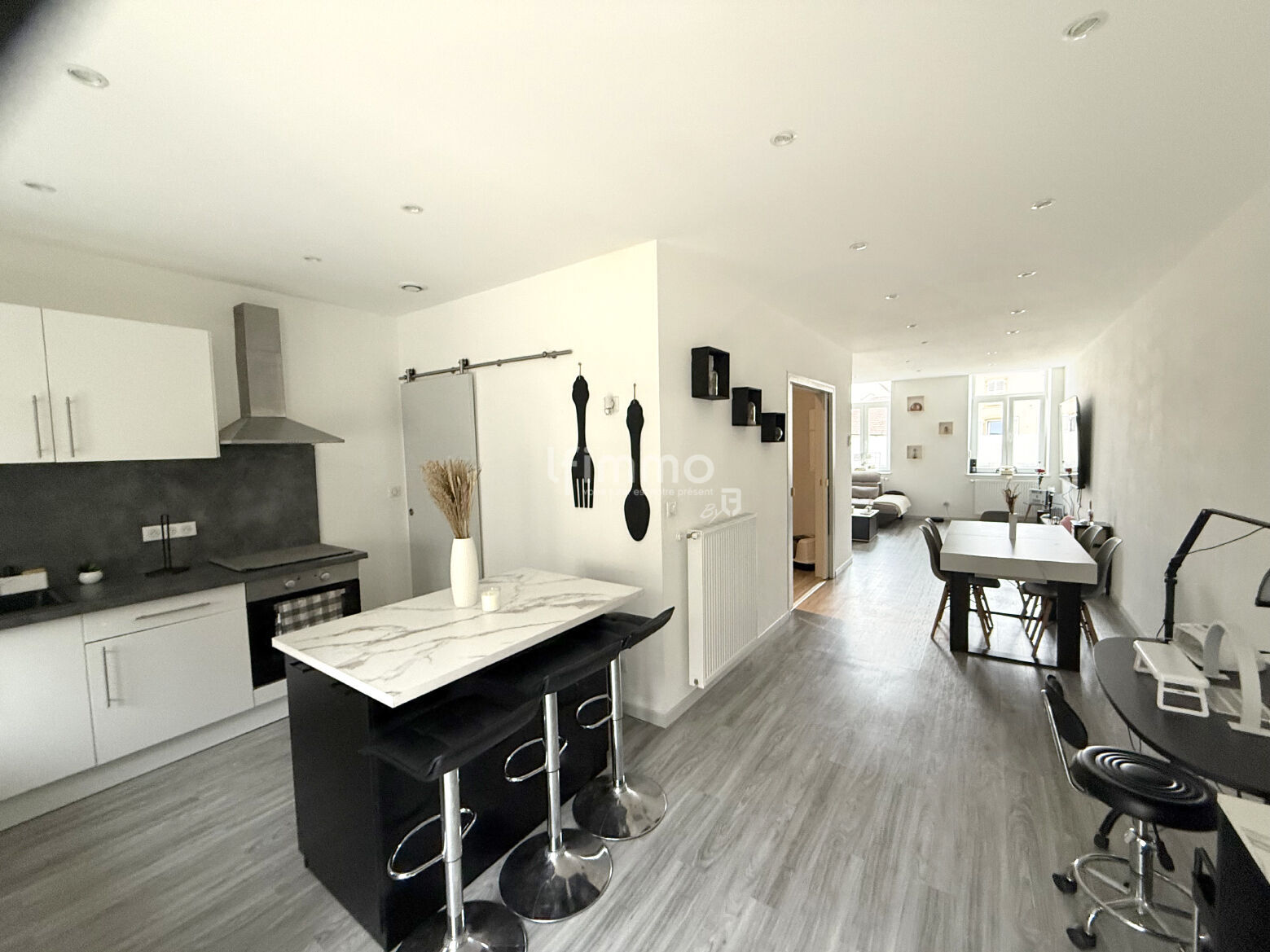 Vends à Boulay, immeuble avec magasin + appart. neuf 100m2  - Vue sur salon cuisine