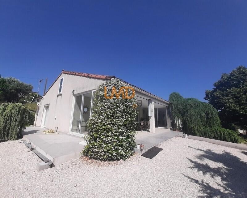 Maison contemporaine  avec vue sur la porte des Cévennes  - Chambre