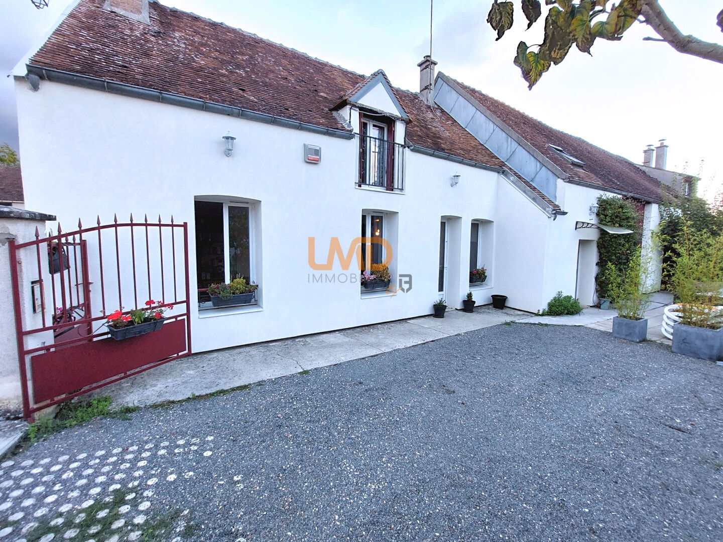 Bray-sur-Seine, maison rénovée plus grange sur terrain clos. - 1