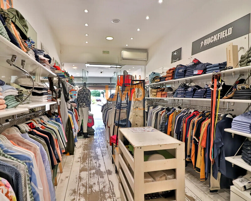 Magasin Prêt à porter - Equipement à la personne - sur le Port - Ia generated 1762793140