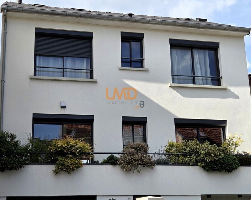 Maison contemporaine avec jardin - Côté rue