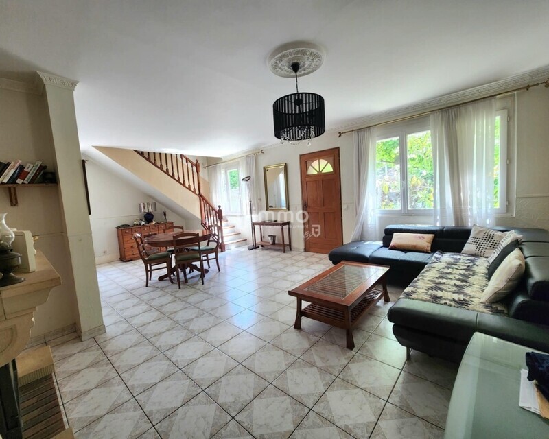 Maison familiale avec jardin et dépendance - E3399ecc-0be8-41cb-9cdf-f80c163a2c63