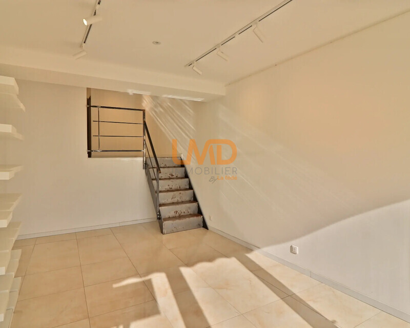 Droit au Bail Tous Commerces - Emplacement n°1 Quai du Port - Parking - Ia generated 1762793456