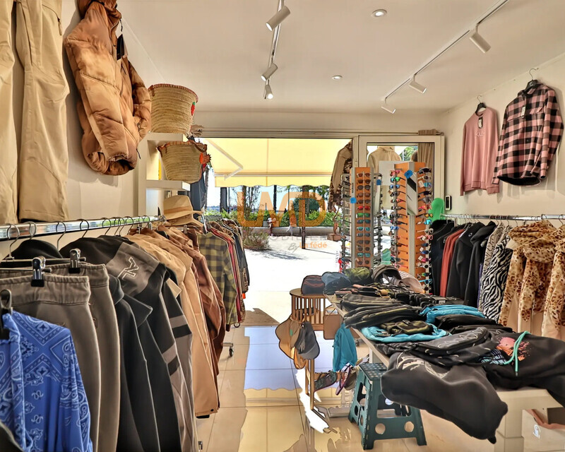 Droit au Bail Tous Commerces - Emplacement n°1 Quai du Port - Parking - Ia generated 1772807901