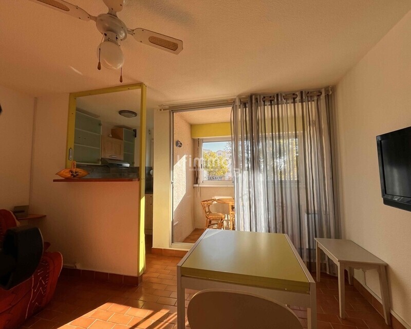 24 m² clés en main, tout Gruissan à pied - Salon depuis entrée