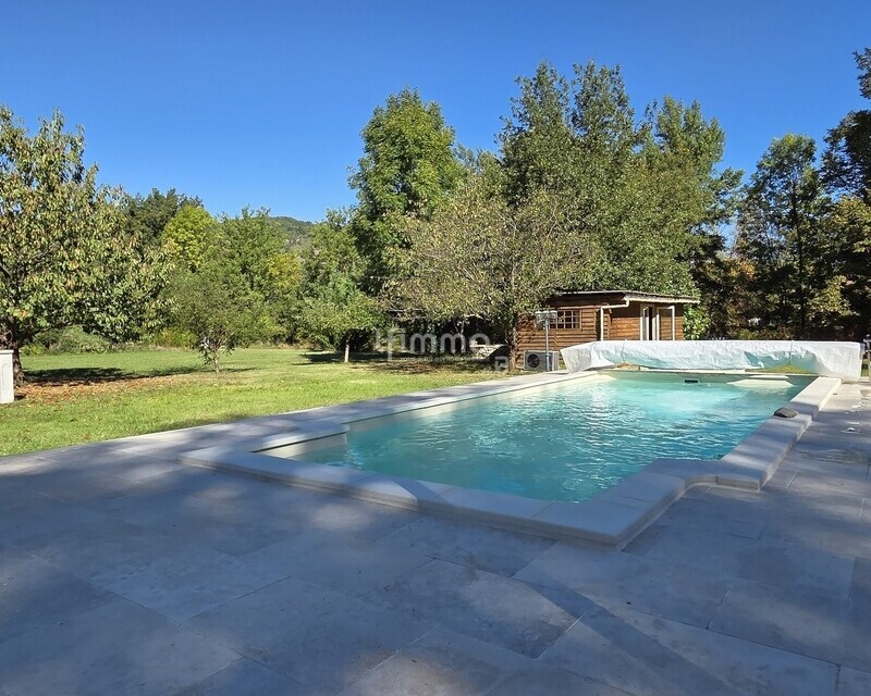 Villa de plain-pied avec piscine et grand terrain arboré  - 20251002 113728