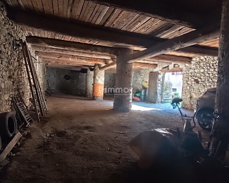 anciennes écuries de 200 m² au sol sur deux niveaux. - Img 20251018 113250