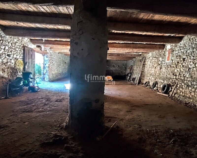 anciennes écuries de 200 m² au sol sur deux niveaux. - Img 20251018 113203