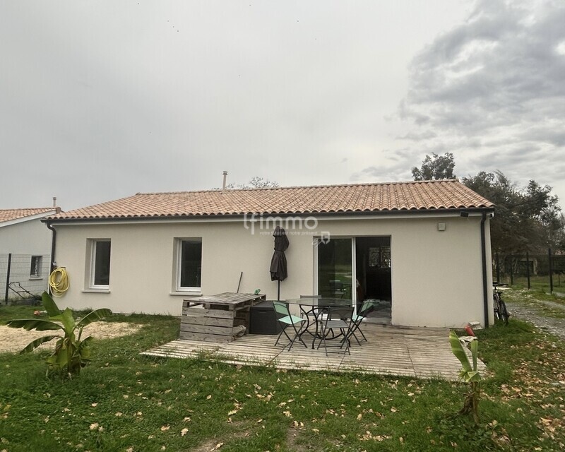 Maison familiale de 3 chambres - 90 m² sur 963 m² de terrain  - Facade maison