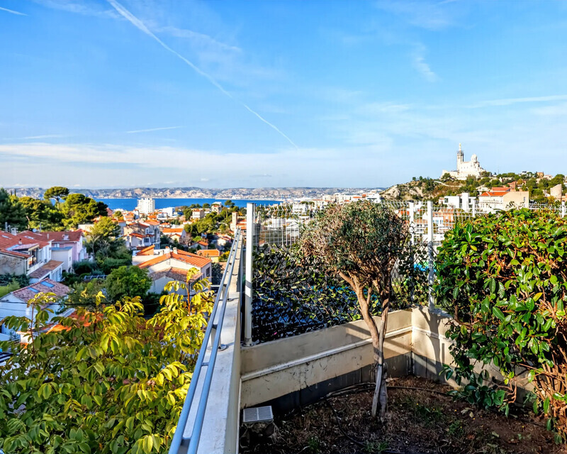 Roucas Blanc - T4 83m2 - Terrasse vue mer & Notre Dame  - Ia generated 1763128564